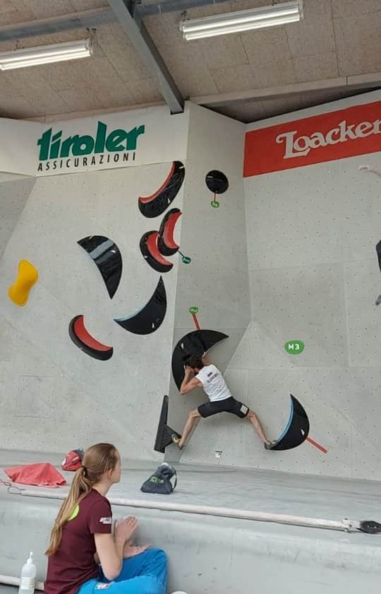 イェルネイ・クルーダーのインスタグラム：「Fought my way into the finals at European Cup in Brixen. My best moment cought on camera by @sloveniaclimbing , M3 flash⚡️ _____________ @scarpaspa @ocun.climbing @snowmonkey」