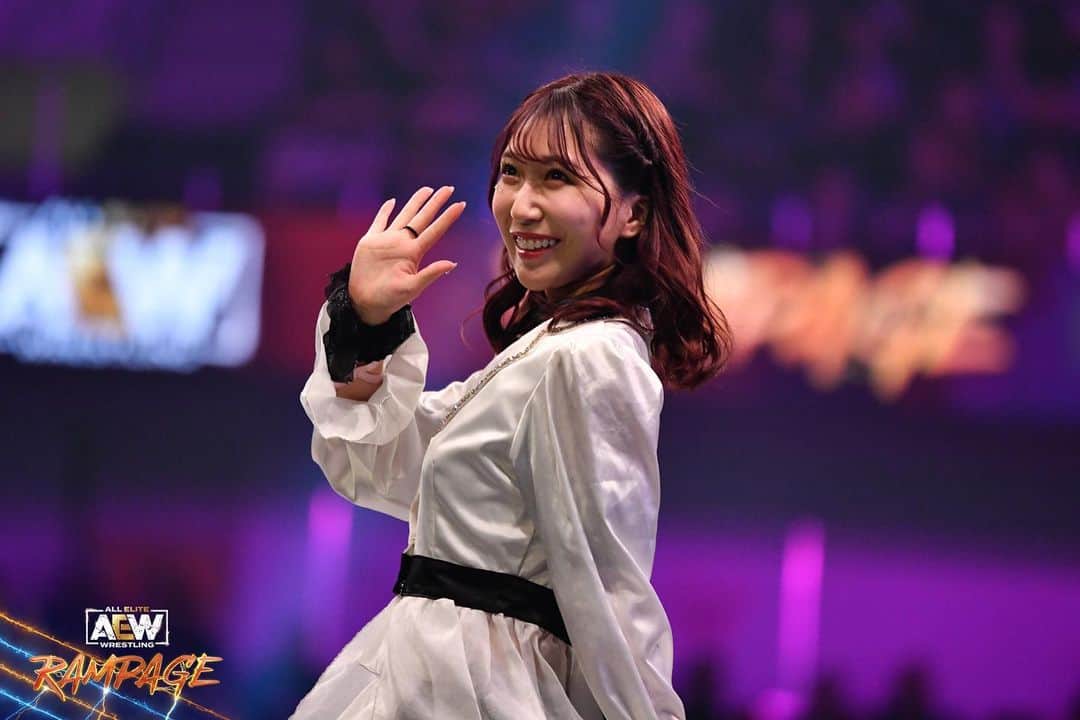 RIHOのインスタグラム：「👋🏻」