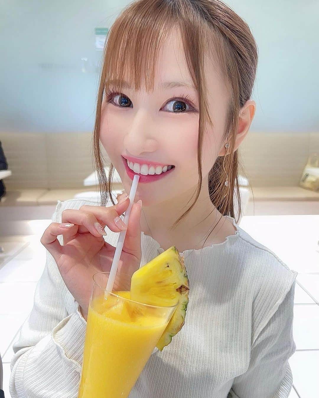 のインスタグラム：「. おはようございます☺️✨ . フルーツジュースっ🍹✨ カフェデート付き合ってくれますか？？❤️ . . 雨の日の写真だから… 前髪がぺったんこになっちゃってるけど… 気にしないでくださいね🥺？？ . . .  . . . ❤️写真集『ビキニパークへようこそ』発売中❤️ . ❤️トレーディングカード発売中❤️ . . . #ミスFLASH2020  #アイドル  #idol #モデル #model  #童顔  #japanesegirl #japaneseidol  #asiangirls #asian #asianbeauty  #ig_japan #igers #picoftheday #lingerie  #童顔女子 #低身長女子 #低身長  #低身長コーデ #かわいいものが好き #ファッション #ファッションコーデ  #ヘアアレンジ #ヘアスタイル」