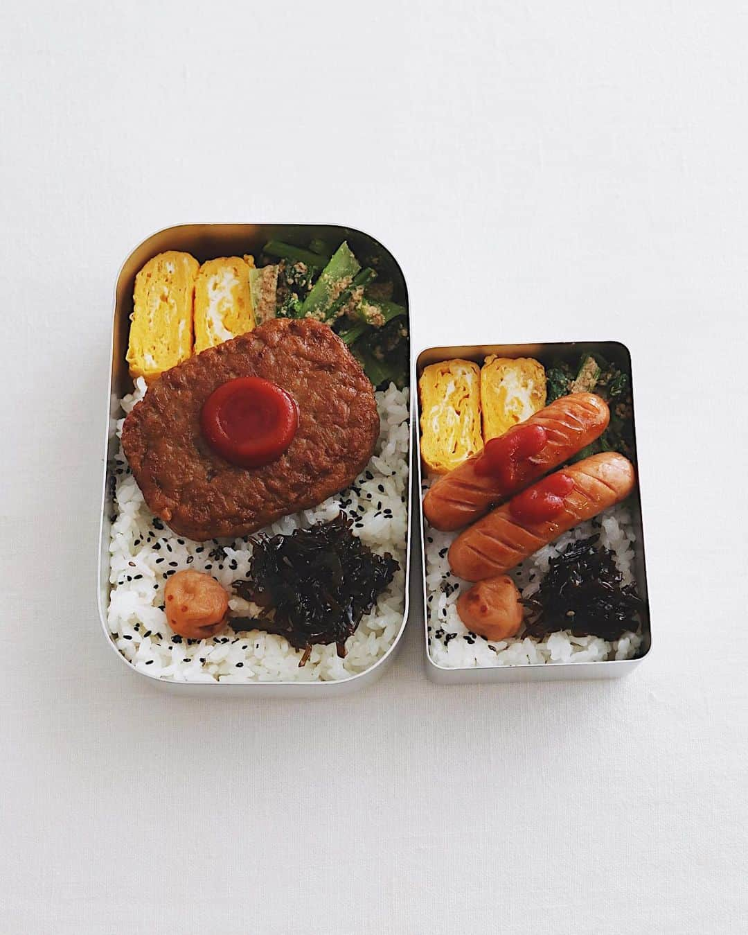 樋口正樹さんのインスタグラム写真 - (樋口正樹Instagram)「Bento . 今日はお出かけ予定もあって、 急遽お弁当を作りお昼を用意。 左はマルシンハンバーグ１個。 右はアルトバイエルンを２本。 . ちなみに今日は平日ですけど 午後からひとりキャンプ行く🙇‍♂️ . . . #ハンバーグ弁当 #ソーセージ弁当 #お弁当 #マルシンハンバーグ #アルトバイエルン #bento」5月10日 7時50分 - higuccini