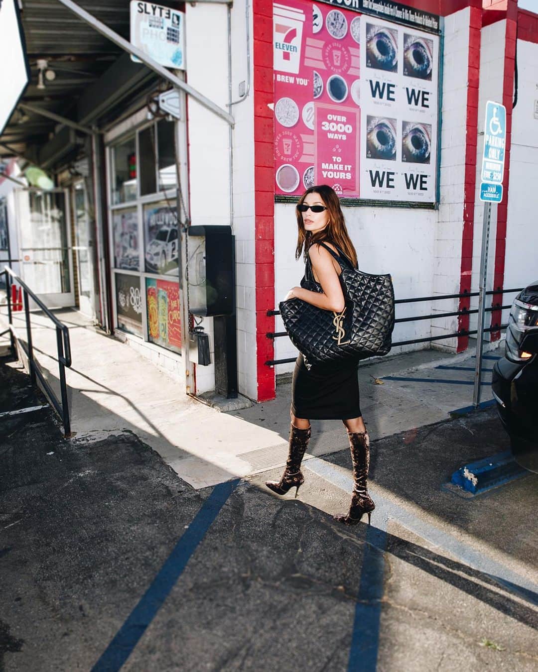 ハイレイ・ロード・ボールドウィンのインスタグラム：「@ysl @anthonyvaccarello」