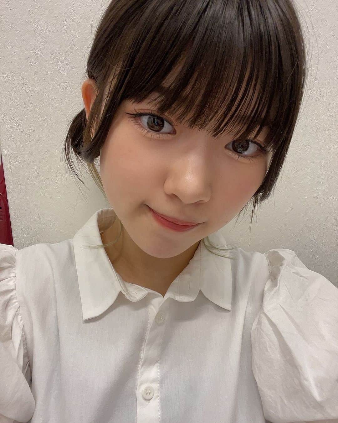 沢村りさのインスタグラム：「前回の投稿の私服ばーじょんっ！ ⁡ ⁡ #Lilyofthevalley #リリバリ #沢村りさ #ボブ #インナーカラー #緑 #ブリーチ  #ヘアアレンジ #おだんごヘア #ワンピース #merryjenny #白」