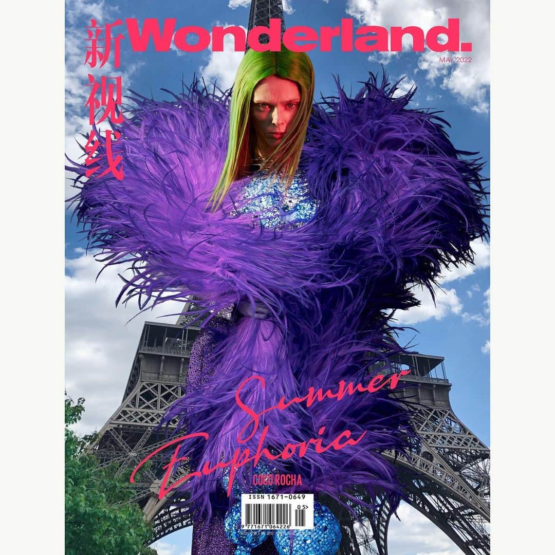 レスリー・キーさんのインスタグラム写真 - (レスリー・キーInstagram)「My first Wonderland magazine cover shooting with supermodel @cocorocha !  A wonderful experience working with Coco creating 3 covers and 24 pages editorial for @wonderland.china anniversary issue !  Wonderland China May 2022 Model : @cocorocha  Photographer : @lesliekeesuper  Founder : @huwgwyther @wonderland  Fashion director : @austinconowang  Stylist : @dre.dsa  Makeup : @adamdecruz at One Represents/Huda Beauty Hair : @eduardobravohair  Retouching : Fight Club  Photo assistant : @clemensklenk  Special thanks : @jamesedwardconran @thenomaddamon @micki_schneider @nomadmgmt @momo_vincento  Location supports : Robert Hamer, Nadege Rourel (Hyatt), Yoshikazu Yann & Caroline de Laurens (Baccarat) Location : Hôtel du Louvre, @hoteldulouvre Maison Baccarat @baccarat  #cocorocha #wonderland #lesliekee #huwgwyther #wonderlandchina」5月10日 19時46分 - lesliekeesuper