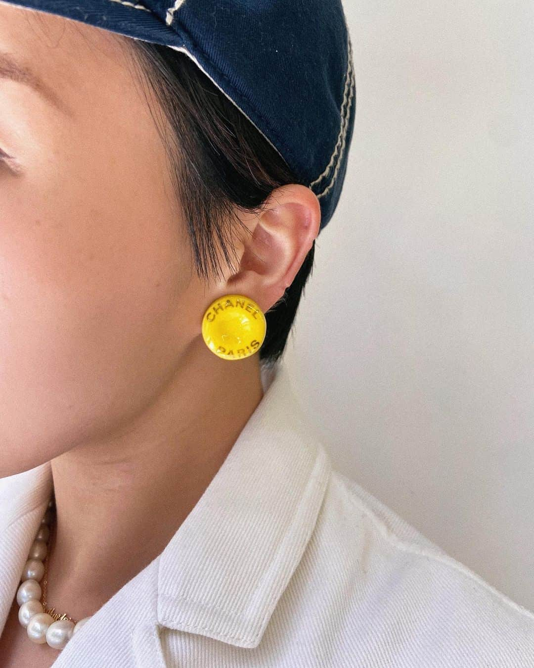 vintage Qooさんのインスタグラム写真 - (vintage QooInstagram)「#VQTstyleidea  Baseball cap + #Chanelvintage earrings + pearl necklace✨ Code : 17405  ✈️We do ship worldwide 🛒You can find it by searching for the product code on our website. 💌DM us if you can not find out this item on our website 🗣 We are providing multilingual services such as English, Chinese, Korean, and Japanese. So please feel free to contact us!  *オンラインショップ掲載アイテムになります。 *記載の商品コードをオンラインショップにて検索して、商品が見つからない場合にはDMにてお問い合わせください。 #vintageqoo #sustainablefashion #preowned #vintageshop #tokyovintageshop #명품빈티지 #빈티지패션 #빈티지샵 #ヴィンテージファッション  #chanelearrings #chanel #chanellove #샤넬 #빈티지샤넬 #샤넬이어링 #シャネル #シャネルイヤリング」5月10日 18時14分 - vintageqoo