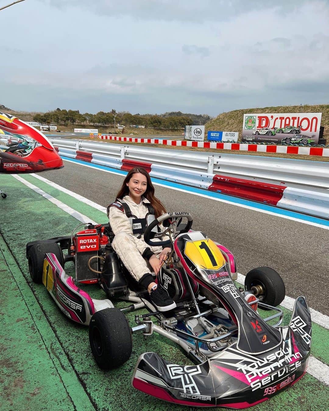 のインスタグラム：「🏎🤍 生まれ変わるならメンズだな👦 みんなは？笑　#カート楽しすぎ」