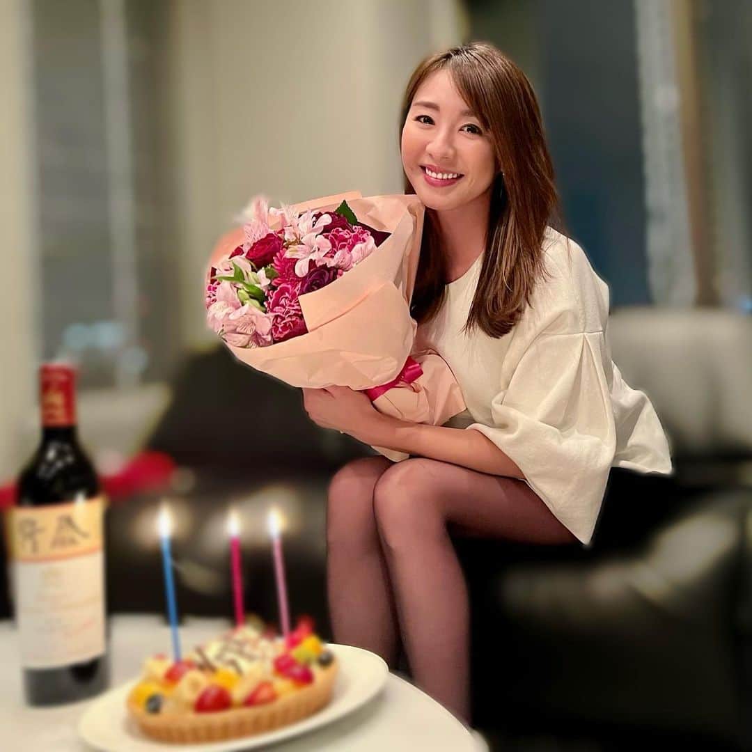 杉下理世のインスタグラム：「フランスワイン🍷とキルフェボンのタルト🍓と可愛い花束と💐 大好きなものに囲まれた日🐰💛  #flowerbouquet #花束 #wine #ボルドー #redwine  #ワイン好き #フルーツタルト #tart #hbd #mybirthday」