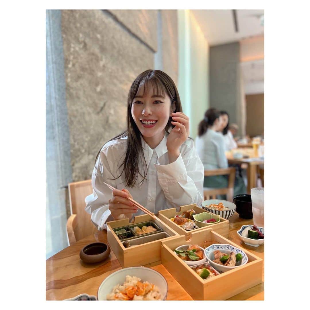林みなほのインスタグラム：「🍽 ランチデートは、 ずっと行きたかった旬房へ。  @chibayuka がInstagramにご飯の写真を載せるたびに「ここどこぉ？」と聞き続けて🤣 やっとこさ、一緒に行けました♪  決してランチとしてはお値段が可愛くないけれど、 満足の内容でしたっ🤤  ちばゆかはいつもパシャパシャと思い出写真を撮ってくれるので、わたしにはとても珍しい、歯の見えた笑顔写真が撮れました🥺いつもたくさん笑わせてくれてありがとう💏  #旬房#ランチ #グランドハイアット#六本木」