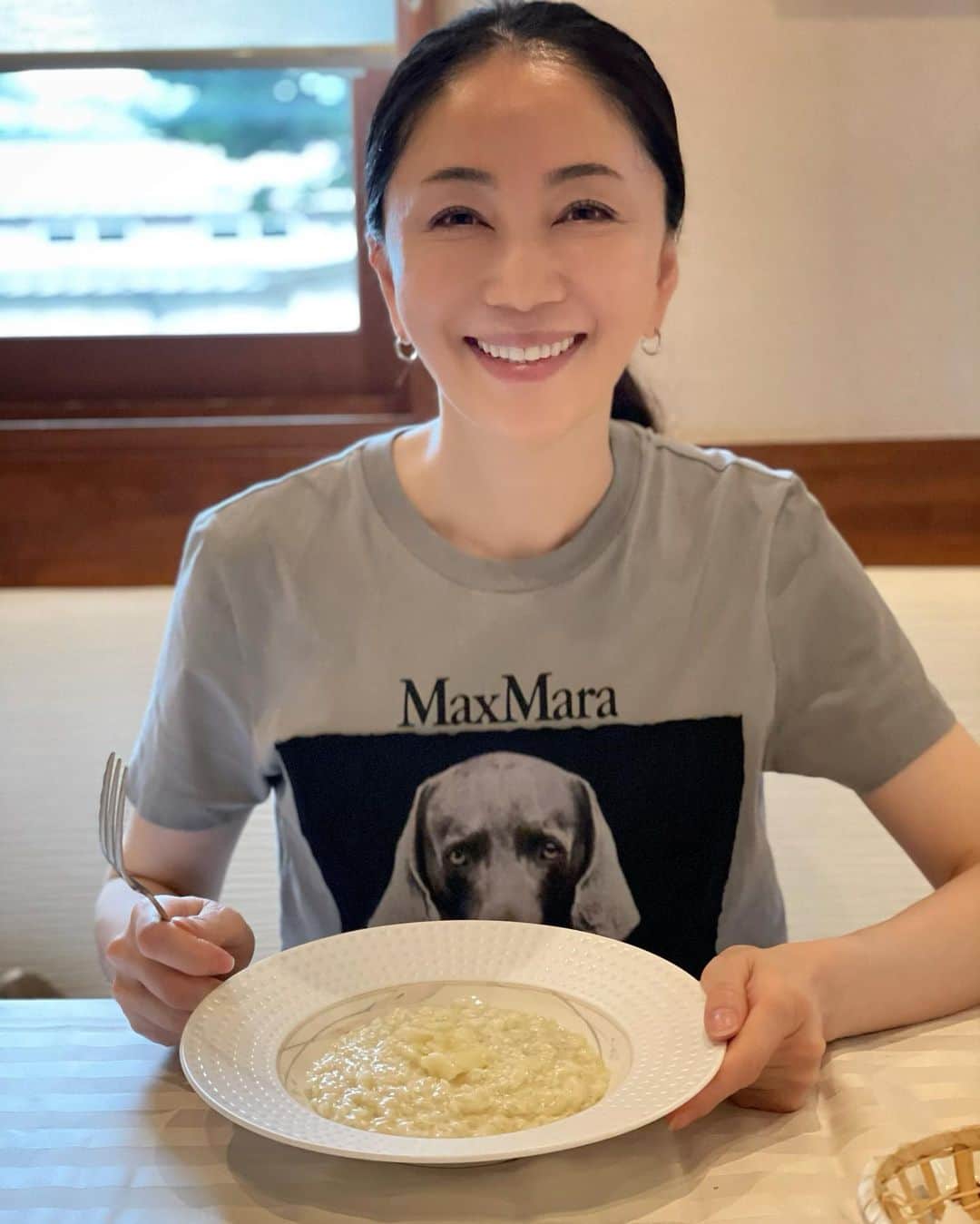 坂村かおるのインスタグラム：「軽井沢へ行ったら！ 一度は行きたいとずっーと思っていた「リストランテ　フォルマッジオ」さんへ‥ ・ 信州東御市は“日本のブルゴーニュ”といわれるほどチーズの本場フランスに似た風土を持っています。 ・ 日本でも有数の小雨地帯であり、その中でもアトリエ・ド・フロマージュは標高900ｍほどの丘陵地帯南斜面に立地しています。 ・ そんな発酵食品を作るには最適の地で、創業者松岡夫妻がフランスより持ち帰り、日本で培ってきた確かな技術は、今もチーズ工房スタッフの一人一人に脈々と受け継がれています。 ・ 近隣で搾った良質な生乳のこだわりチーズが食べられます！ ・ お目当ては、この「当店名物チーズリゾット」 ・ もぉ！想像以上に美味しかった😋 ・ ・ もちろん、デザートのバスクチーズケーキも最高‼️ ・ お土産にはカマンベールのアップルパイを買って🥧 ・ ・ 幸せ❣️ ・ ・  いつも「いいね！」を頂きありがとうございます。 皆さんのコメントに元気を貰っています😊  #クィーンオブ美魔女 #team美魔女 #美ST #坂村かおる #トータルビューティーアドバイザー #美しく老いる #バランス #美容 #コスメ #ファッション #今日のコーデ #トータルバランス #お洒落な人と繋がりたい #コスメ好きな人と繋がりたい #美意識高い人と繋がりたい #美魔女 #美魔女が変わる #アップデートしてる人と繋がりたい #自分らしくアップデート #リストランテフォルマッジオ  #チーズリゾット #軽井沢」