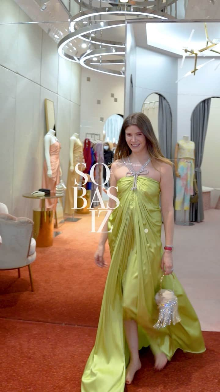 RJMStyleのインスタグラム：「ONCE AGAIN BLOWN AWAY. This time by #sobasiz what an incredible dreamy collection. The luscious fabric against the beautiful embellishments is heaven. When I’m home in #HongKong this is going to be my go to brand gor event’s. I’m in love 🥰 💚💛🧡💜」