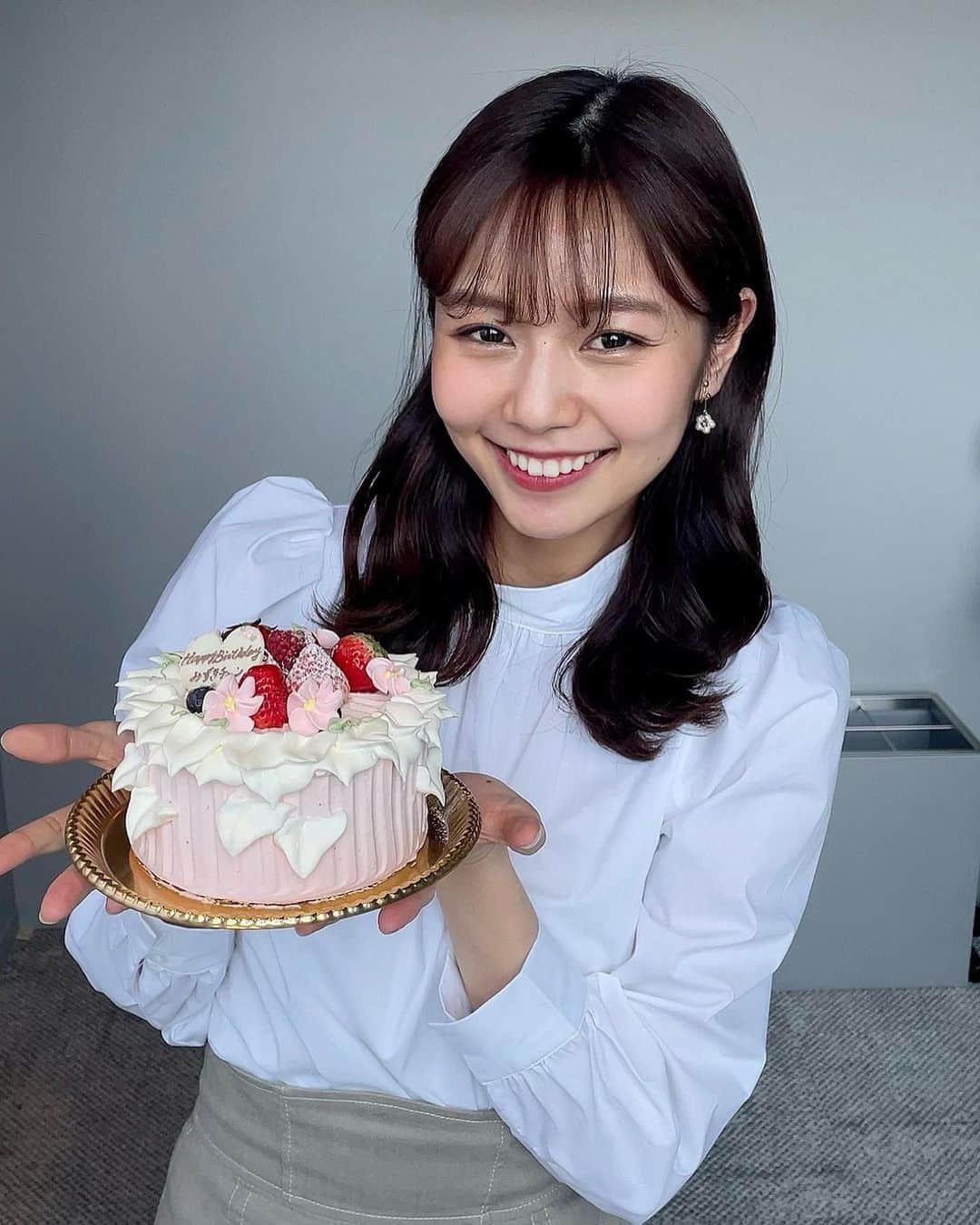 杉浦みずきのインスタグラム：「. MUSIC FUN! IVY の収録で、同じ5月生まれの蔦谷さんと一緒に早めのお誕生日をお祝いして頂きました〜！！ とっっても可愛いケーキ🎂💗 本当に幸せものです🥺 皆さんが作り上げて下さる明るくて素敵な現場に感謝ーーーーーー！！！🙏  ・ ・ #musicfun #musicfunivy #誕生日サプライズ  #蔦谷さんとは4日違い #私の誕生日は5月23日です！！！笑」