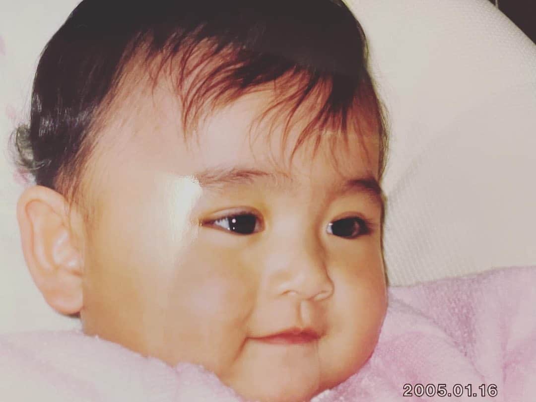 安村真奈のインスタグラム：「マイブームは小さい頃の写真を見返すことです👶🏻 むちむち赤ちゃん可愛いですね~！ 私は人見知りが激しい子でした^ ^  皆さんは小さい頃のエピソードなどありますか？」