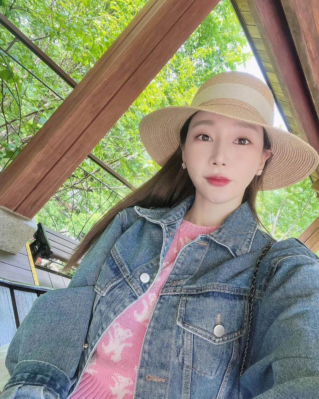 ハン・ジウンのインスタグラム：「🌷🌳✨」