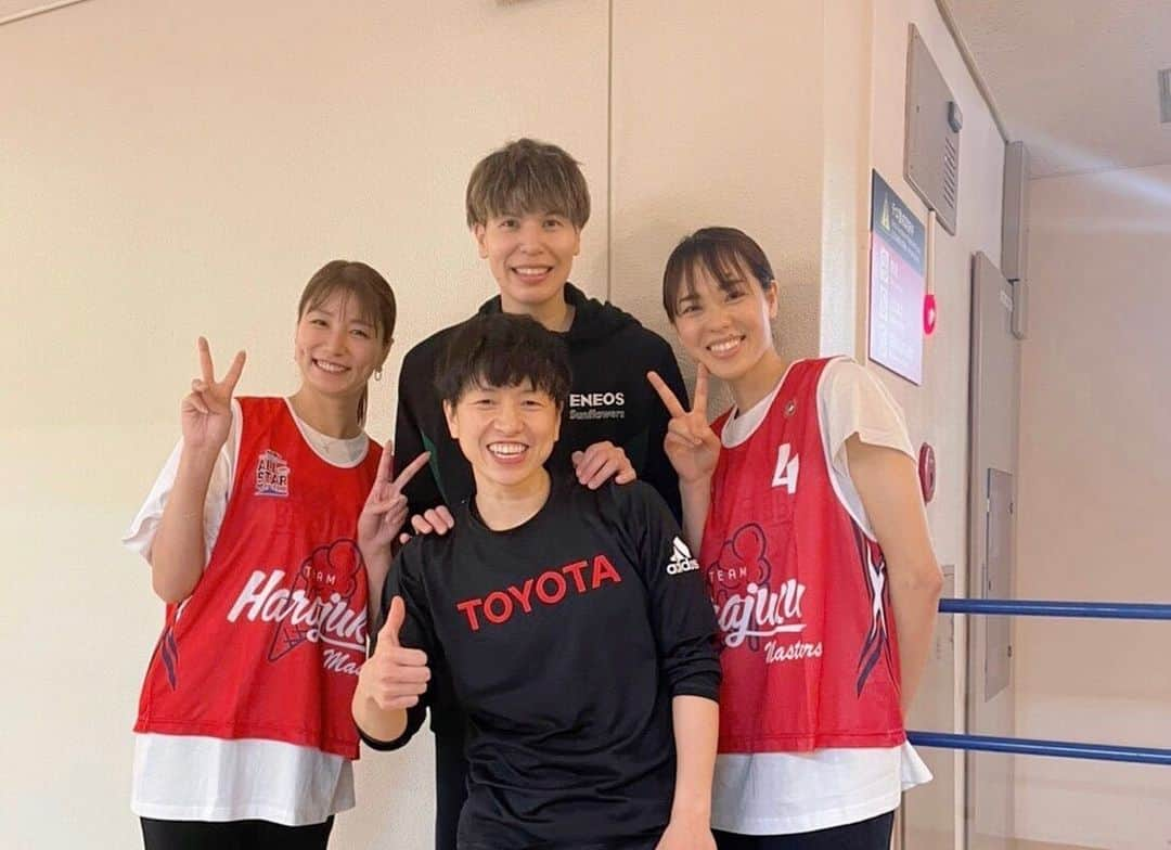 迫田さおりさんのインスタグラム写真 - (迫田さおりInstagram)「・ Wリーグオールスター2021-22🏀 ・ やっぱりこの方‼︎渡嘉敷来夢選手‼︎ いやーぁ！相変わらず存在感があって素敵でした🤩✨ オールスターの試合も渡嘉敷選手が決めるべきところでしっかり決めて、その瞬間会場の盛り上がりがものすごかったです😳🏀✨ ・ 青木愛さんと、初めてお仕事ご一緒させてもらって沢山お話しできて嬉しかったです🥺 愛さんとは同じ事務所なんですよ🤭 これからもよろしくお願いします☺️🙇‍♀️✨ ・ そして、やはりこの方🤣 シンさん！！笑 いつもありがとうございます😊♪ ・ ・ #Wリーグオールスター #大神雄子 さん #青木愛 さん #渡嘉敷来夢 選手」5月10日 19時31分 - saori.rio