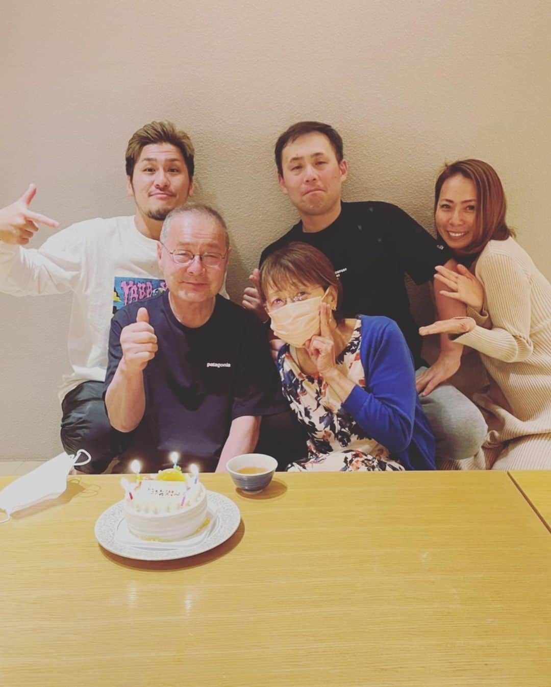 吉田圭佑さんのインスタグラム写真 - (吉田圭佑Instagram)「去年、家族5人旅行に行こうと話し計画し、お姉が全てセッティングしてくれたおかげで25年ぶりに家族5人旅行に行けましたー！ 場所は当時行った場所と同じ、白浜に！！ いやー、飲んで笑って飲んで笑っての本当に楽しい旅行やったなー！ 当時、兄姉と3人で写真撮った場所と同じ場所でも写真撮りました！ 年いった けど気持ちは全く変わらず！  お父さんの誕生日、母の日も含めて祝えて最高の旅行でしたねー！ お父さんが「これが最後の5人旅行かなー」言うてたけどお姉と毎年行こうと決めたので来年も行きましょうー！ また明日から頑張りまーす！！  #旅行　#白浜　#家族 #シバター」5月10日 12時23分 - aprdksk