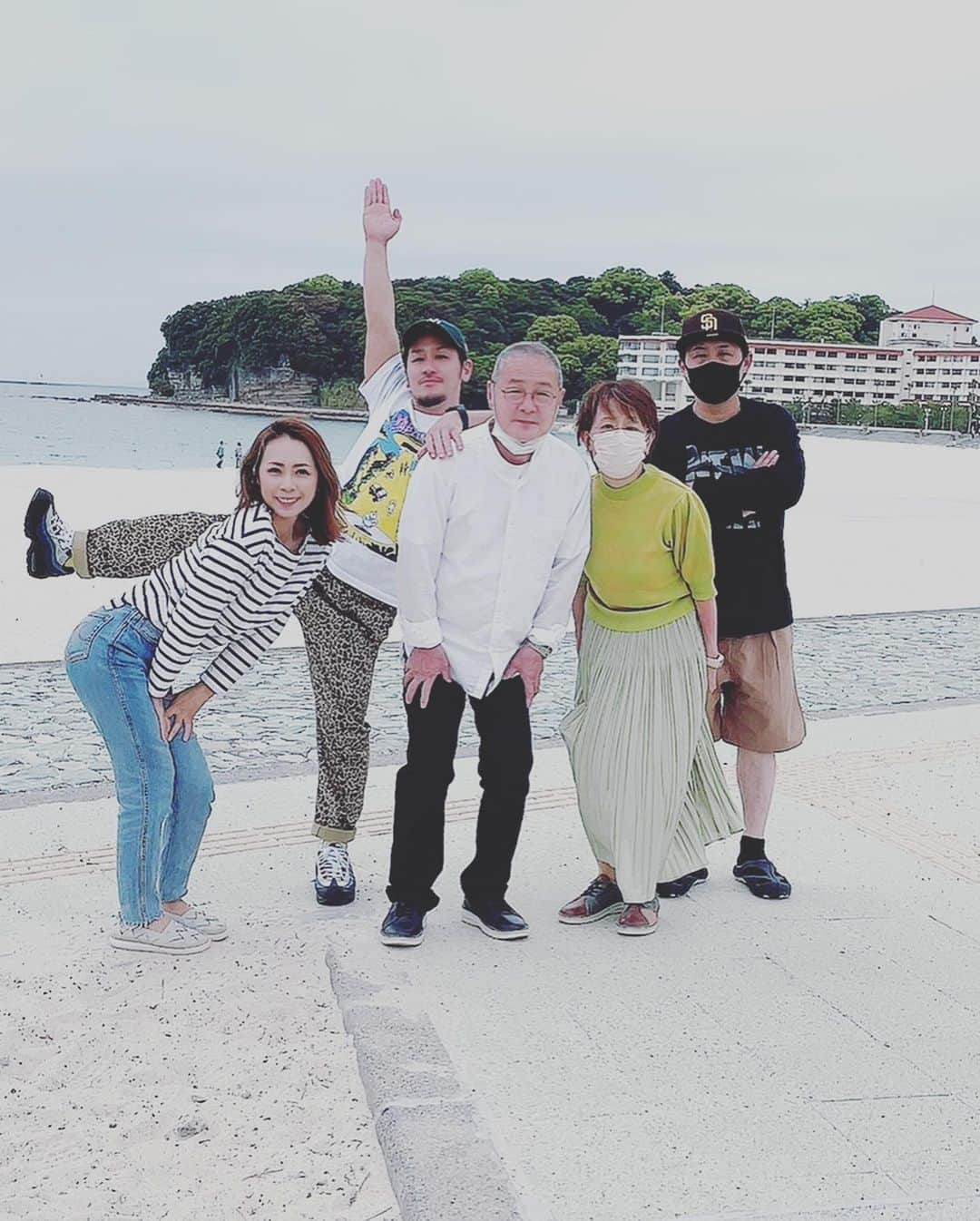 吉田圭佑さんのインスタグラム写真 - (吉田圭佑Instagram)「去年、家族5人旅行に行こうと話し計画し、お姉が全てセッティングしてくれたおかげで25年ぶりに家族5人旅行に行けましたー！ 場所は当時行った場所と同じ、白浜に！！ いやー、飲んで笑って飲んで笑っての本当に楽しい旅行やったなー！ 当時、兄姉と3人で写真撮った場所と同じ場所でも写真撮りました！ 年いった けど気持ちは全く変わらず！  お父さんの誕生日、母の日も含めて祝えて最高の旅行でしたねー！ お父さんが「これが最後の5人旅行かなー」言うてたけどお姉と毎年行こうと決めたので来年も行きましょうー！ また明日から頑張りまーす！！  #旅行　#白浜　#家族 #シバター」5月10日 12時23分 - aprdksk