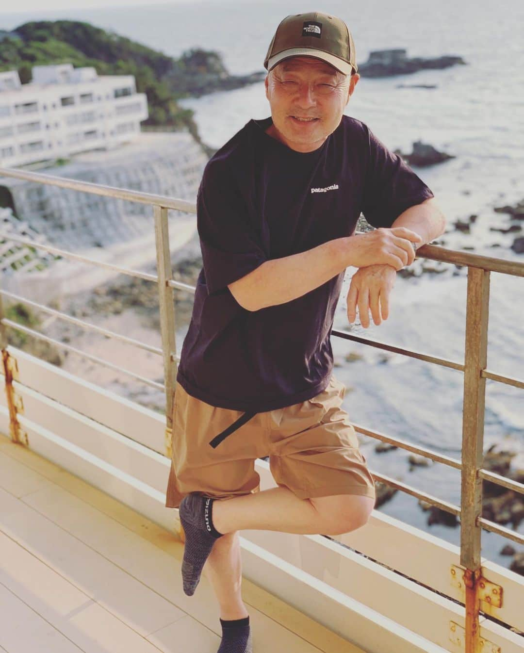 吉田圭佑さんのインスタグラム写真 - (吉田圭佑Instagram)「去年、家族5人旅行に行こうと話し計画し、お姉が全てセッティングしてくれたおかげで25年ぶりに家族5人旅行に行けましたー！ 場所は当時行った場所と同じ、白浜に！！ いやー、飲んで笑って飲んで笑っての本当に楽しい旅行やったなー！ 当時、兄姉と3人で写真撮った場所と同じ場所でも写真撮りました！ 年いった けど気持ちは全く変わらず！  お父さんの誕生日、母の日も含めて祝えて最高の旅行でしたねー！ お父さんが「これが最後の5人旅行かなー」言うてたけどお姉と毎年行こうと決めたので来年も行きましょうー！ また明日から頑張りまーす！！  #旅行　#白浜　#家族 #シバター」5月10日 12時23分 - aprdksk