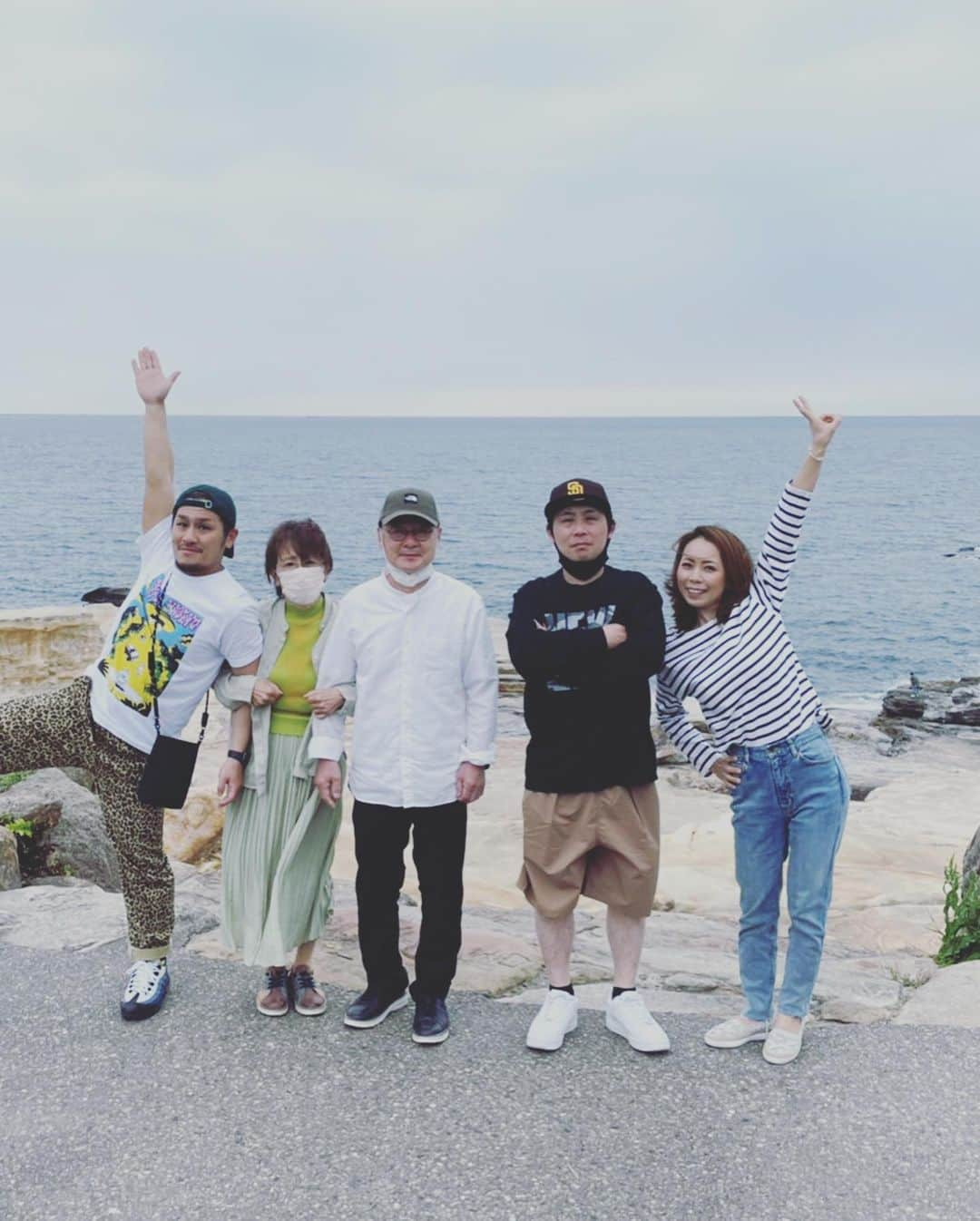 吉田圭佑さんのインスタグラム写真 - (吉田圭佑Instagram)「去年、家族5人旅行に行こうと話し計画し、お姉が全てセッティングしてくれたおかげで25年ぶりに家族5人旅行に行けましたー！ 場所は当時行った場所と同じ、白浜に！！ いやー、飲んで笑って飲んで笑っての本当に楽しい旅行やったなー！ 当時、兄姉と3人で写真撮った場所と同じ場所でも写真撮りました！ 年いった けど気持ちは全く変わらず！  お父さんの誕生日、母の日も含めて祝えて最高の旅行でしたねー！ お父さんが「これが最後の5人旅行かなー」言うてたけどお姉と毎年行こうと決めたので来年も行きましょうー！ また明日から頑張りまーす！！  #旅行　#白浜　#家族 #シバター」5月10日 12時23分 - aprdksk