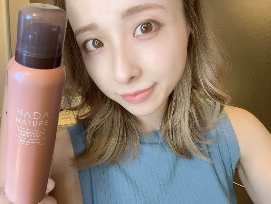 辺見玲菜のインスタグラム：「肌ナチュールさんから出てる炭酸ホットクレンジングこれ本当にいいと思ったのでオススメします🥺 【@hadanature_official】  使い心地は炭酸が肌の中までパチパチ入ってきてそこからどんどん肌がジワっと温かくなるのが実感できるんだけど洗った後にサッパリして突っ張り感が無いのが本当にオススメ✨　こういうのって大体肌が突っ張り感が気になったりすんだけどこのホットクレンジングは洗ってからももち肌になってびっくりする😭✨　あとちゃんと化粧も落ちるのが凄いです...🫣🫣🎉  #肌ナチュール #hadanature #肌ナチュールアンバサダー #炭酸ホットクレンジング #摩擦レスクレンジング #こすらないクレンジング #肌専用クレンジング」