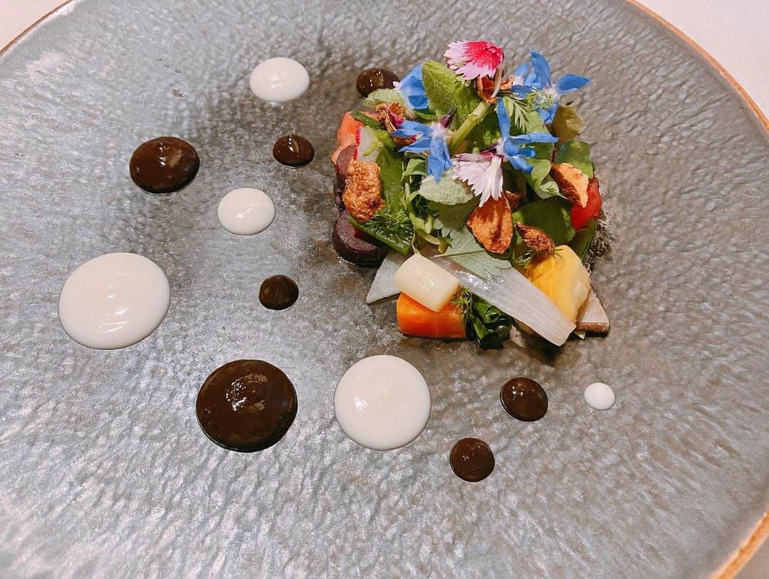 加田晶子さんのインスタグラム写真 - (加田晶子Instagram)「先日訪れた京都の路地裏にある隠れ家イタリアン😋 一皿一皿が洗練されていて、とても鮮やか🫧旬の野菜がふんだんに使われているので、目にも体にも嬉しいお料理でした🐖4枚目のお皿には19種類ほどの野菜が🥦  オルトの名物、黒ニンニクの竹炭パウダークッキー（1枚目）は想像以上の美味しさでした🫶🏻黒ニンニクは青森県産というのも嬉しいです🤭  季節ごとに食材が変わるようなので、また訪れたいです🐈🐾  #オルト#orto#菜園#京都ランチ #京都イタリアン#京都グルメ#関西グルメ #隠れ家レストラン#五感で楽しむ #食べログシルバー#食べログ4超え #グルメスタグラム#ぐるめすたぐらむ #グルメ#gourmet #グルメ好きな人と繋がりたい #ベジタリアン #ビーガンメニュー #黒にんにく #青森県産 #烏丸御池 #フリーランス#フリーアナウンサー #アナウンサー」5月10日 13時06分 - accoo.k