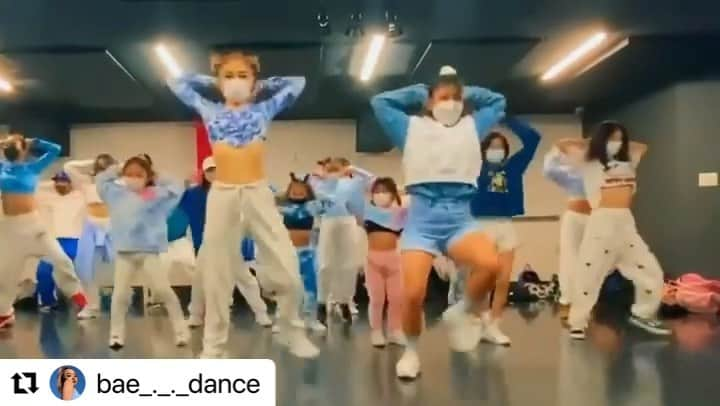 ヤコポのインスタグラム：「SPARROWS ~ @bae_._._dance 🔥💙🙏🏽🏆✈️  #sparrowschallenge #iakoposparrows #dance #dancechallenge #japan #iakopo #japanesedancer #dancehall #reggaeton #tropical #afrobeats #drop #iakopomusic #skymove #kulagirls」