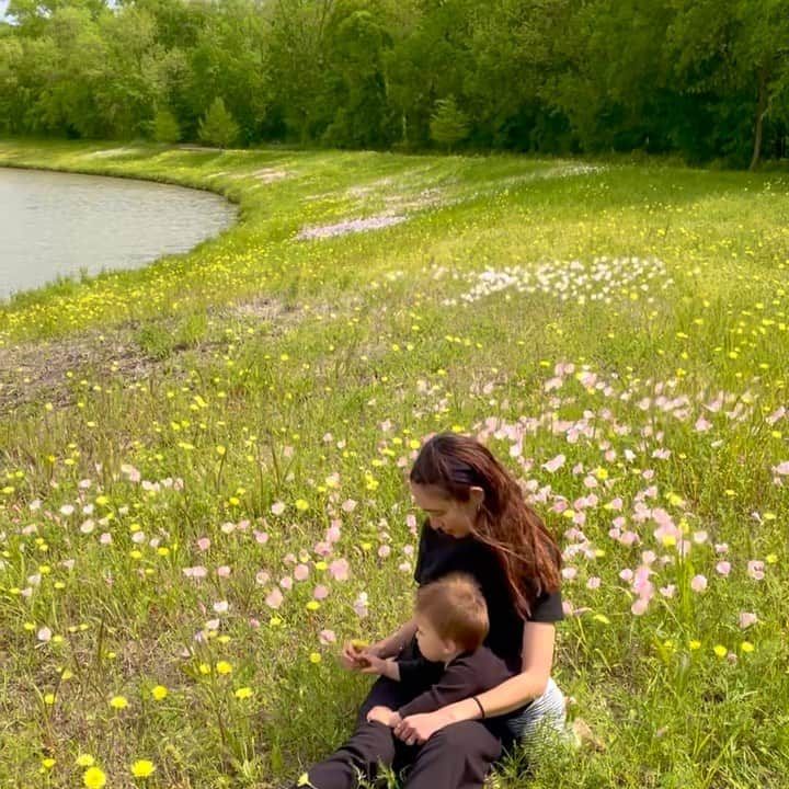 ジュリー・ロッシュのインスタグラム：「Dreamy ☁️🫧🍃🪷#mamasboy」