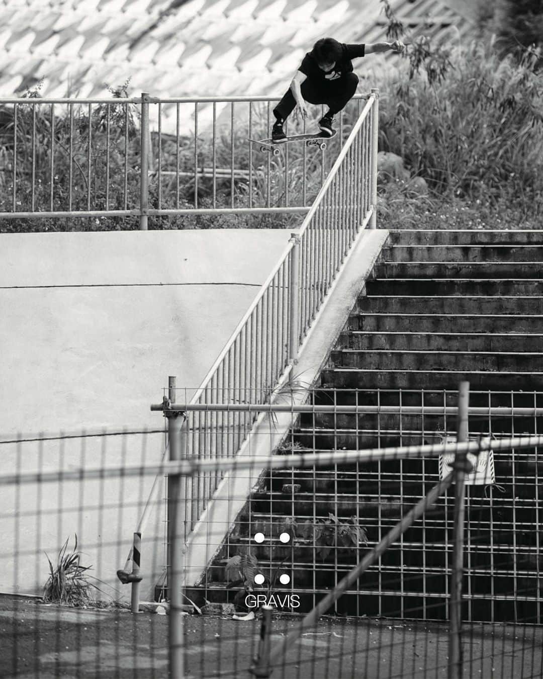 GRAVIS Japanのインスタグラム：「グラビススケートボーディングラインが復活。 詳しい情報は @gravis_skateboarding をチェック  @shogo__tanaka ollie over the rail in Filter Black as seen in “Undertaking” video. ライダー田中晶悟によるハンドレール超えのビックオーリーバンクイン。  #GRAVIS #Filter #skateboarding」