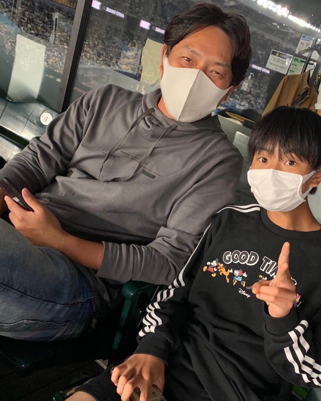 のインスタグラム：「メジャー時代にお世話になったエージェント、ワッサーマンのジョエルとマイク、ダイスケさんが試合観戦に誘ってくれて、先日家族で行って来ました^_^  息子に野球を教える良い機会になりました！  仕事以外で球場に行くのが中学生の時以来だったので、新鮮で楽しかったです^_^」