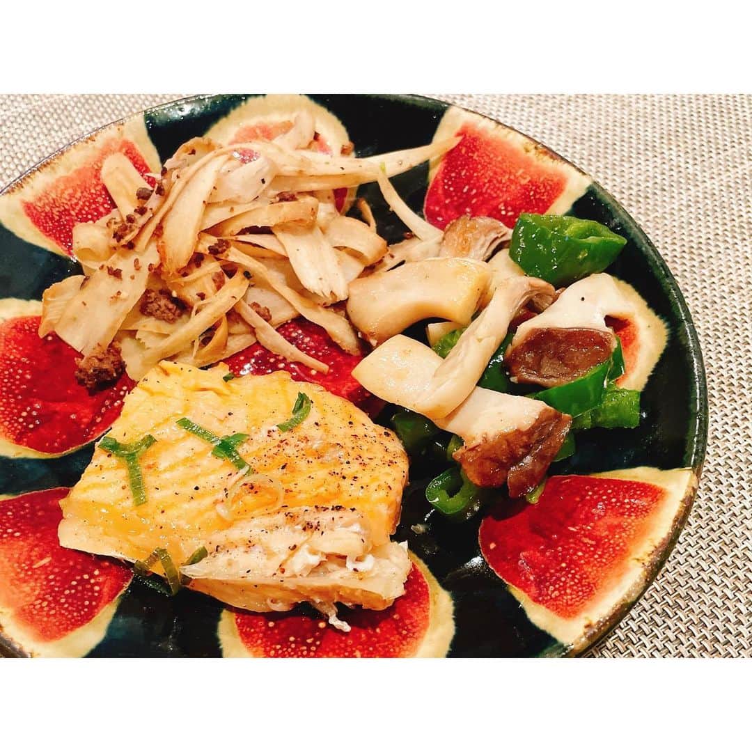 林美沙希さんのインスタグラム写真 - (林美沙希Instagram)「. 以前からお皿に興味があり、 ちょこちょこ集めております☺️ 何でもない料理でも お気に入りのお皿に載せれば いつもより美味しく感じるから不思議です🍽  #お皿 #お皿集め #いちじく #遠藤太郎 #料理は #ただ焼いただけ #集まり #趣味」5月10日 16時26分 - misaki0hayashi