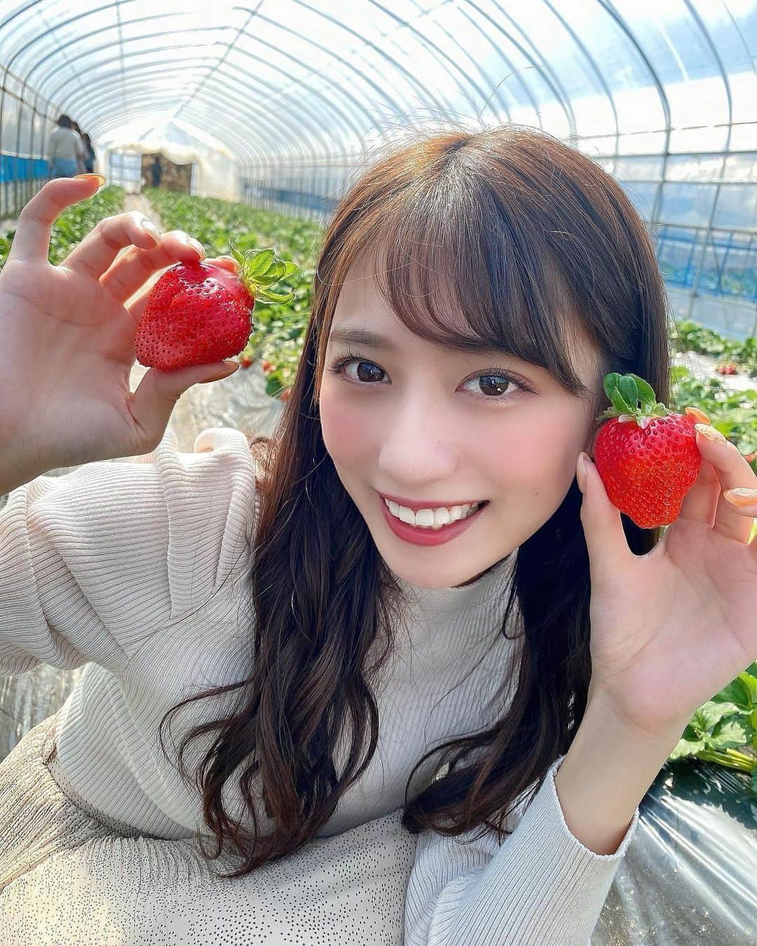 美女美容事情さんのインスタグラム写真 - (美女美容事情Instagram)「《いちご🍓×美女💖✨》⁠⠀ *⠀⠀⠀⠀⠀⠀⁠⠀⁠⠀⁠⠀⁠⠀⁠⠀ 今回ご紹介させて頂きますのは!!👀❤️⁠⠀⁠⠀⁠⠀⁠⠀⁠⠀ りぃちゃんさん<@r11_chan> の素敵なお写真📸⠀⁠⠀⁠⠀⁠⠀ *⠀⁠⠀ 笑顔がとてもかわくて元気でますね‼︎❣️✨⠀ こんな美人さんといちご狩り行ってみたいですね🍓⁠⠀⁠⠀ *⠀⁠⠀⁠⠀⁠⠀⁠⠀⁠⠀ りぃちゃんさん<@r11_chan> 素敵な投稿をありがとうございました☺️📸✨⠀⁠⠀ りぃちゃんさんのアカウントには他にも素晴らしい投稿が沢山ありますので是非覗いてみてくださいね💁‍♀️💙⁠ ⁠⠀ ⠀⠀⁠⠀⁠⠀⁠⠀⁠⠀ △▼△▼△▼△▼△▼△▼△▼△▼△▼ ⁠⠀⁠⠀⁠⠀⁠⠀ ❤️🧡💛「ビジョビ (美女美容事情)」💚💙💜⠀⠀⠀⠀⠀⠀⠀⠀⠀⠀⠀⠀⠀⠀⁠⠀⁠⠀⁠⠀⁠⠀⁠⠀⁠⠀ 👇掲載ご希望の方は👇⠀⠀⠀⠀⠀⠀⠀⠀⠀⠀⠀⠀⠀⠀⠀⁠⠀⁠⠀⁠⠀⁠⠀⁠⠀⁠⠀ @b_b_j.jタグ付けと🖤 #ビジョビ ⁠⠀⁠⠀ 🖤タグ付けお願いします⠀⠀⠀⠀⠀⠀⠀⠀⠀⠀⠀⠀⠀⠀⠀⁠⠀⁠⠀⁠⠀⁠⠀⁠⠀⁠⠀ △▼△▼△▼△▼△▼△▼△▼△▼△▼ ⠀ #美人#美女#いちご#苺#いちご狩り⠀ #笑顔#清楚#美肌#美容#前髪女子⠀ #インスタ美女#インスタ美人⁠⠀⁠」5月10日 17時04分 - b_b_j.j