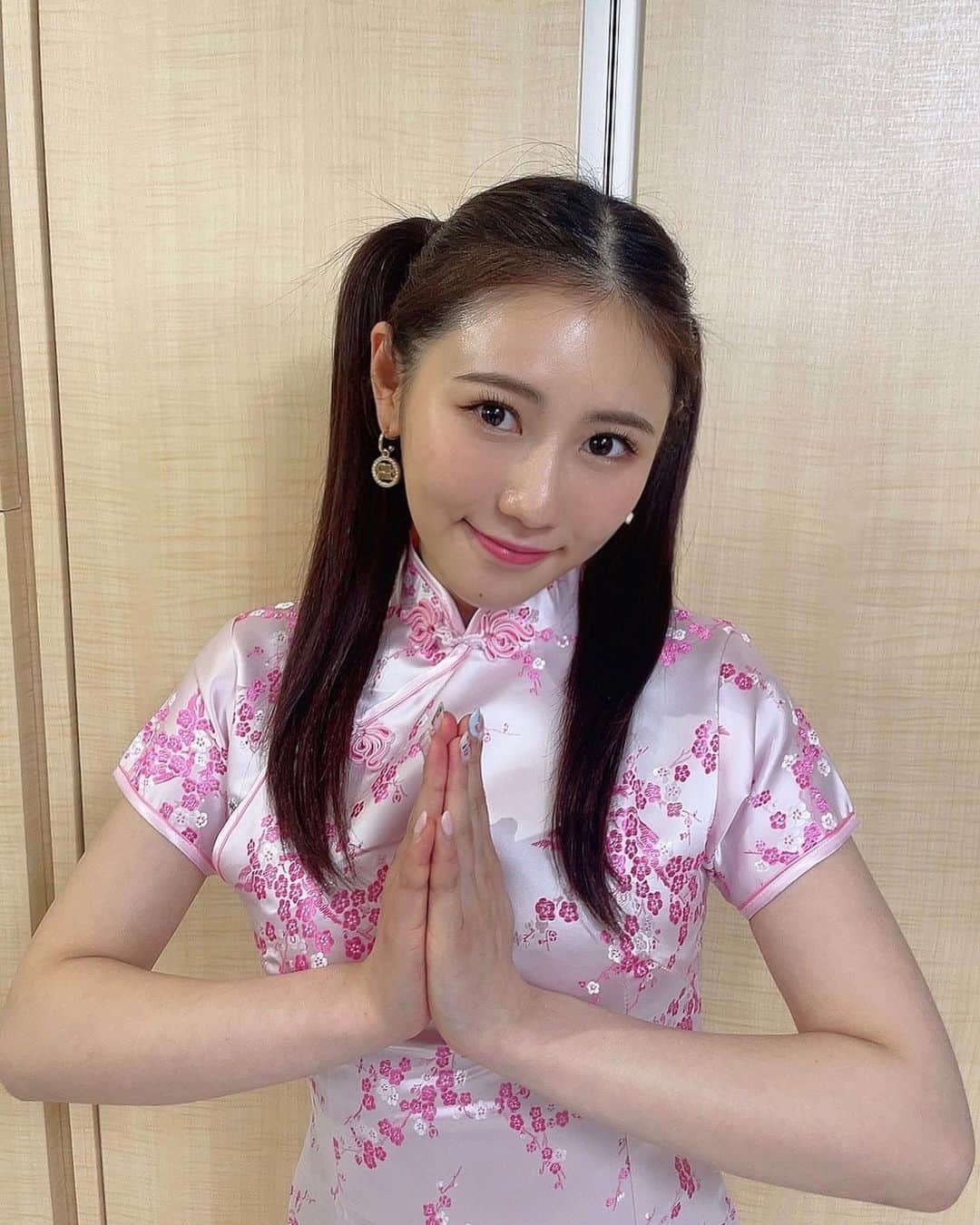 西野未姫のインスタグラム：「チャイナ服🫣💓💓  #コスプレ #チャイナ服 #ツインテール #どうですか」