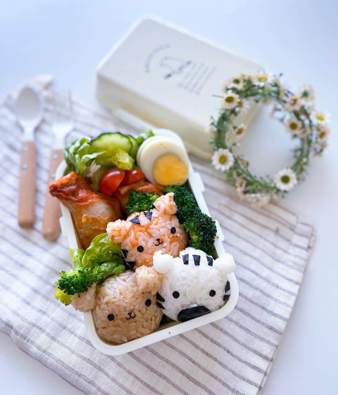 Little Miss Bento・Shirley シャリーのインスタグラム：「Nothing super fancy but still cute :) 3.5 more days to weekend ! Haha woohoo  Made this lunchbox for a short sharing session with @meta . 🐻🐯🦓  #littlemissbento」