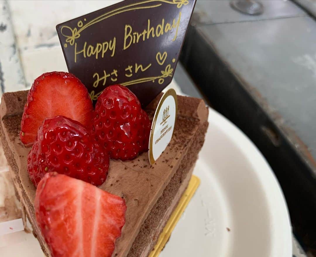 安田美沙子さんのインスタグラム写真 - (安田美沙子Instagram)「今日は、5/14開催の @hereiam.official さんとの ランイベント＆インスタライブ のミーティングでした✨  到着すると、みんながケーキと共に待ち構えていて😭✨ お誕生日のお祝いをしてくれました🤍  あったかい皆さん。。。  ありがとうございます。。。  ここの皆さんは、私のことを 「みささん」と呼んでくれます☺️✨  そんな新たな呼び名が、こそばゆくもありますが、新鮮で うれしい。。。  すてきな出逢いに感謝して みなさんとのイベント&ライブ めいいっぱい楽しもうと思います！  ぜひぜひチェックしてください✨　→ @hereiam.official  　  みささん、がんばります❤️  #hereiam #welness  #fasion #sports #run #mama #girls #event #thanks #みささん」5月10日 17時54分 - yasuda_misako