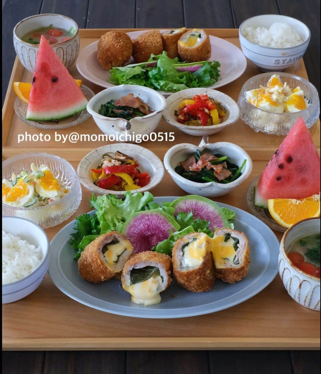 のインスタグラム：「. こんばんは😊💕. 今日の晩ごはん…. . . ⭐️チーズinカツ ⭐️半熟卵とツナマカロニサラダ ⭐️無限パプリカ ⭐️ほうれん草とベーコンのバターソテー ⭐️豆苗とトマトのお味噌汁 ⭐️フルーツ . . .  #晩ごはん#晩御飯#晩ご飯#夜ごはん#よるごはん#夕食#おうちご飯#うちご飯#おうちご飯lover#おうちご飯記録#食卓#手料理#手作りご飯#料理写真#器好き#器集め#献立#家庭料理#food#foodpic#foodstagram#foodphotography#followme#instagood」