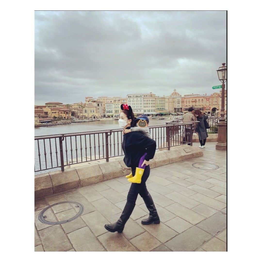 のインスタグラム：「親子ガメ🐢  気合いで頑張ったけど、やっぱり筋肉痛😂  #おんぶ #4歳児」