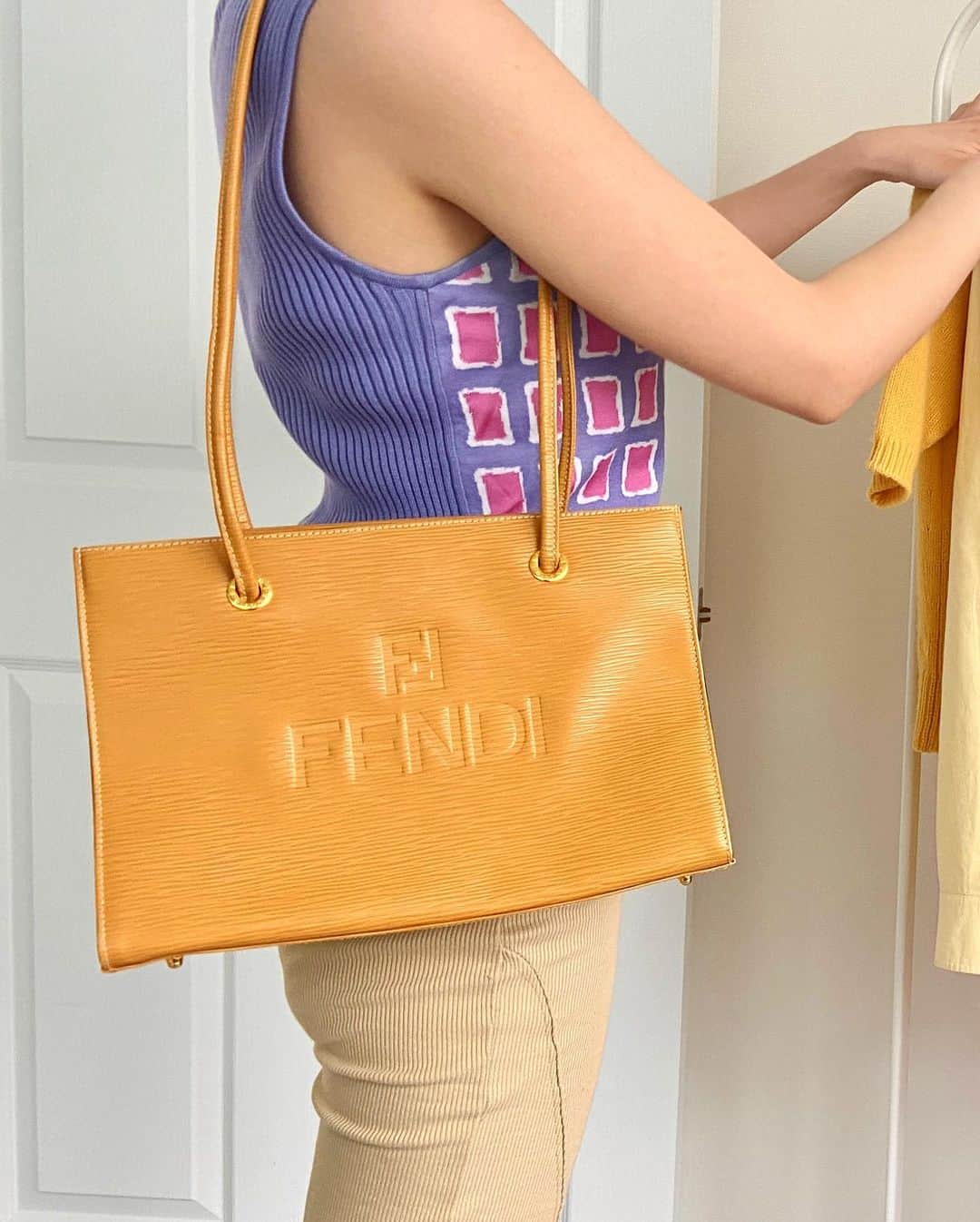 vintage Qooさんのインスタグラム写真 - (vintage QooInstagram)「Recommends : #Fendi vintage tote 🌼  ✈️We do ship worldwide 🛒You can find it by searching for the product code on our website. 💌DM us if you can not find out this item on our website 🗣 We are providing multilingual services such as English, Chinese, Korean, and Japanese. So please feel free to contact us!  *オンラインショップ掲載アイテムになります。 *記載の商品コードをオンラインショップにて検索して、商品が見つからない場合にはDMにてお問い合わせください。 #vintageqoo #sustainablefashion #preowned #vintageshop #tokyovintageshop #명품빈티지 #빈티지패션 #빈티지샵 #ヴィンテージファッション #fendivintage #fendibag #fendilover #펜디 #펜디가방 #빈티지펜디 #フェンディ」5月10日 18時00分 - vintageqoo