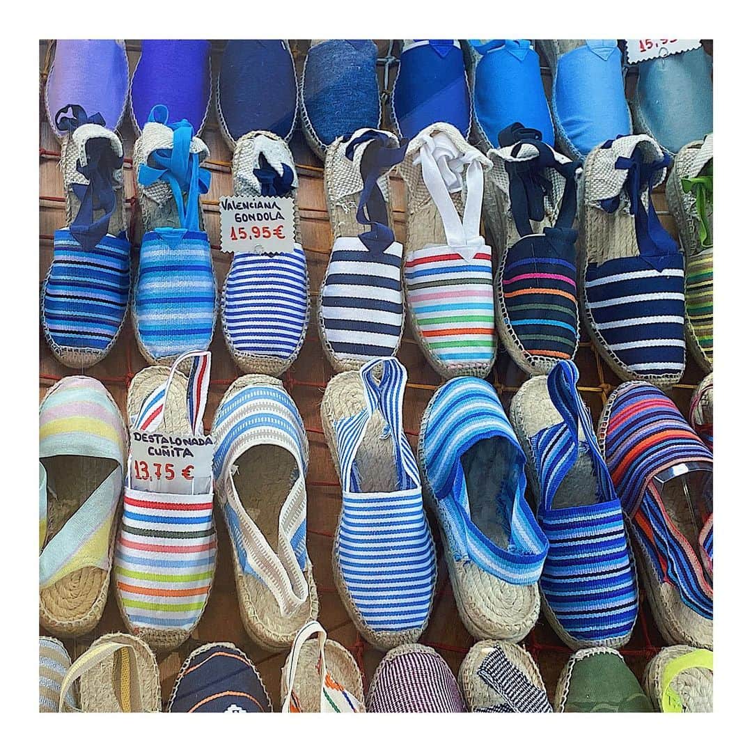 忽滑谷こころのインスタグラム：「. スペインで見た可愛い靴👟 . 「こういう並びを見ると、なんかリズムを感じるよね〜」って天才な友達が言ってたし、 私もちょうどリズム感じてたとこ」