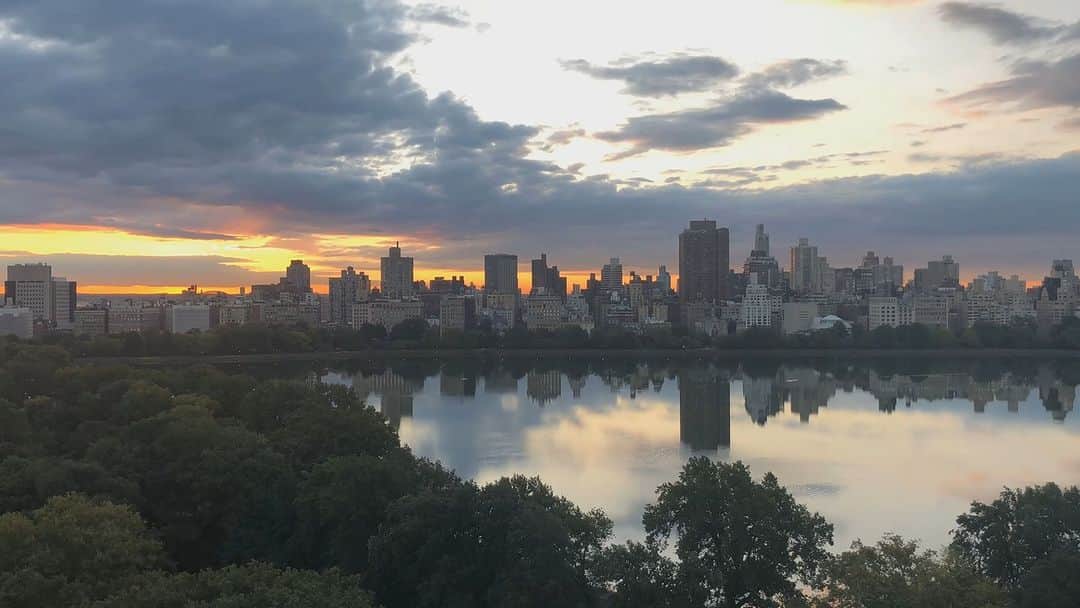 デイヴィッド・ドゥカヴニーのインスタグラム：「I spent the lockdown in New York City, mostly looking down from my window at the deserted city, and Central Park. The exact view that the protagonist of The Reservoir, Ridley, has. And like Ridley, I started to take time-lapse photos of the sun rise over the reservoir with my phone. It was almost like a daily affirmation for me—the sun was unaffected, unbothered by this virus, and one day, so would we be. Each day was numbingly the same and yet each sunrise was different, gloriously, even if only slightly. The appearance of some clouds could make a world of difference. I began to meditate on the randomness of that, the clouds and wind, and fate. Always different, always the same.   #TheReservoirTimelapse  The Reservoir | June 7th @akashicbooks」