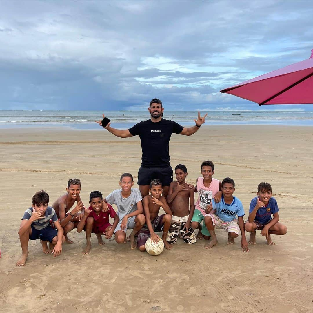 ジエゴ・ダ・シウヴァ・コスタのインスタグラム：「❤️⚽️🙌🏽🙏🏽🤟🏾」