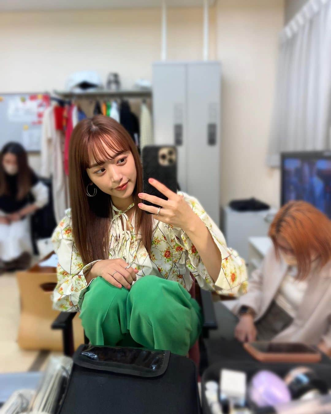 近藤千尋さんのインスタグラム写真 - (近藤千尋Instagram)「今日はグリーンの衣装でした♥️ ちょっと久々のグリーン？かな？笑🙆‍♀️  またプレバトに出演しました📺🥰 今回はどんな企画かお楽しみに…😊 出番前のリアルな姿を。笑 衣装選んで、メイクしてもらい、 お弁当を食べて、歯を磨いてます。笑🦷  ウェア @msgm @msgm_tokyo  アクセサリー @blanciris_official  シューズ @charleskeith_jp」5月10日 20時17分 - chipichan.1215