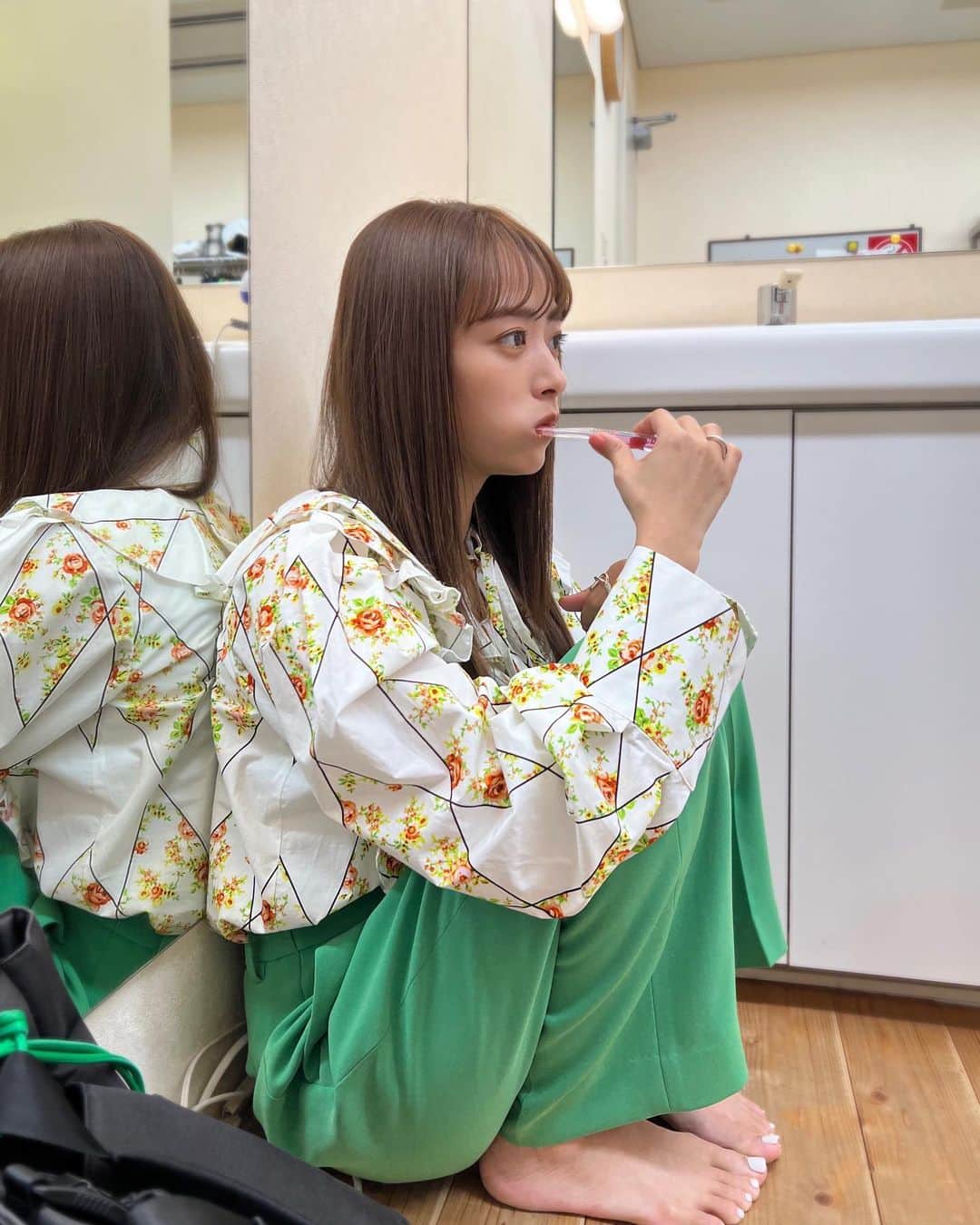近藤千尋のインスタグラム：「今日はグリーンの衣装でした♥️ ちょっと久々のグリーン？かな？笑🙆‍♀️  またプレバトに出演しました📺🥰 今回はどんな企画かお楽しみに…😊 出番前のリアルな姿を。笑 衣装選んで、メイクしてもらい、 お弁当を食べて、歯を磨いてます。笑🦷  ウェア @msgm @msgm_tokyo  アクセサリー @blanciris_official  シューズ @charleskeith_jp」