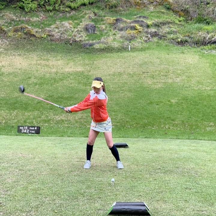 萩原菜乃花のインスタグラム：「前から〜！⛳️ 打ったあとなんか話してる🤣  #メイプルポイントゴルフクラブ#スイング動画#ゴルフ#ゴルフスイング#ゴルフ動画#ゴルフ女子#ラウンド#ドライバーショット#ゴルフ男子#ルコックゴルフ#オレンジコーデ」