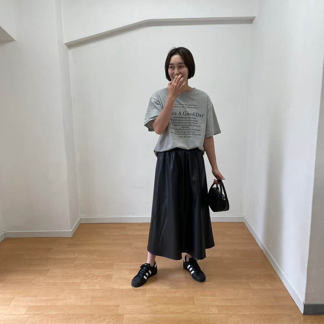 宮崎早織のインスタグラム：「Tシャツ2色展開だよ💜💜💜」
