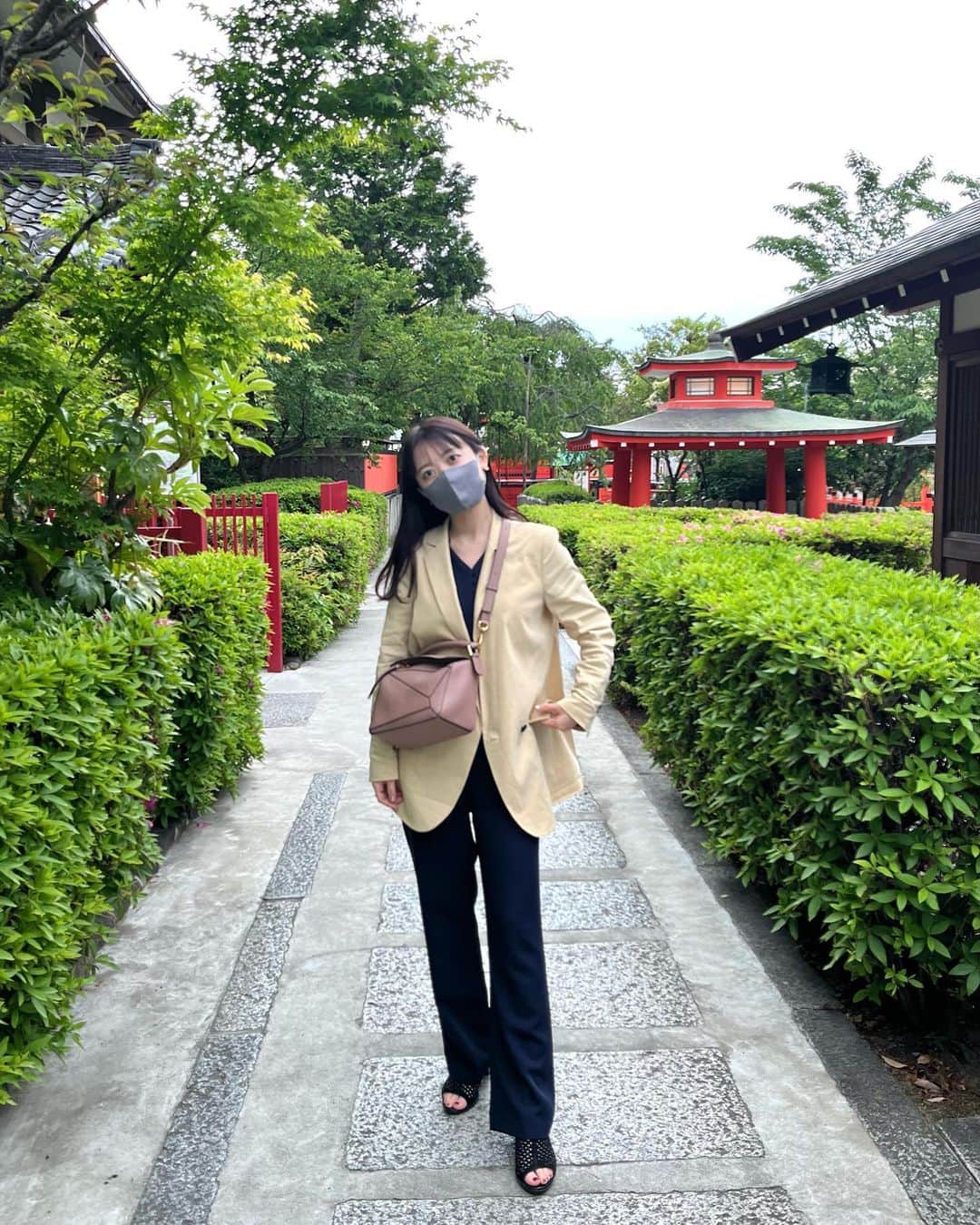Peppe（緑黄色社会）のインスタグラム：「大阪帰りに車折神社へ。 次参拝する時は玉垣の奉納もしようと決めていたのでしてきました。自分の玉垣が並べられたらまた来なきゃね〜🦀🎶 #ぺつさんぽ」