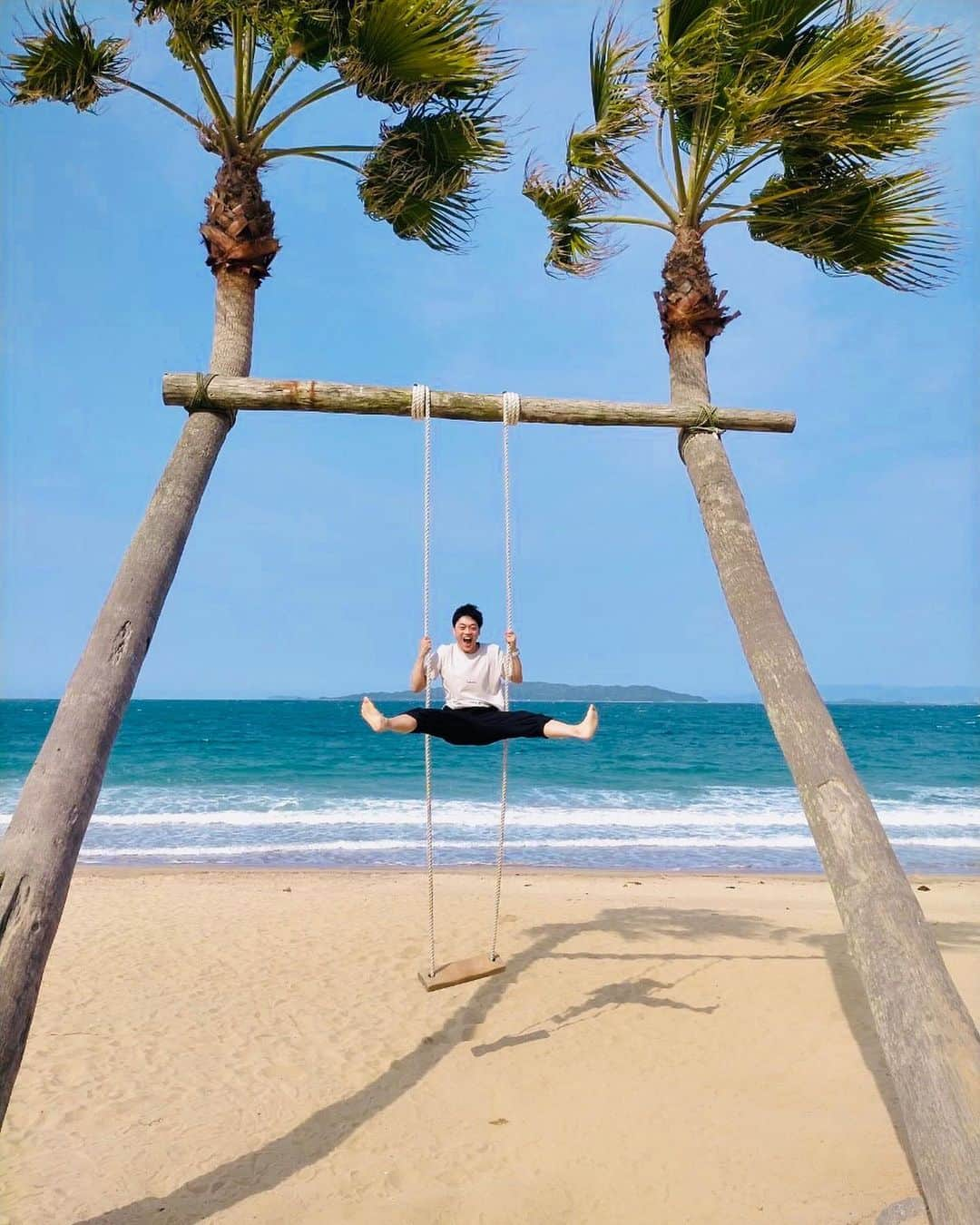 おばたのお兄さんのインスタグラム：「舞台休演日に糸島に行ってきたよ！ 映えちゃった🏝 5月28日まで福岡なのでおすすめスポット教えてね！ #旅のしおりなんか作っちゃったりして #計画通りエンジョイしちゃったりして #リフレッシュしちゃったりして #糸島 #ヤシの木ブランコ  #桜井二見ヶ浦 #千と千尋の神隠し #博多座」