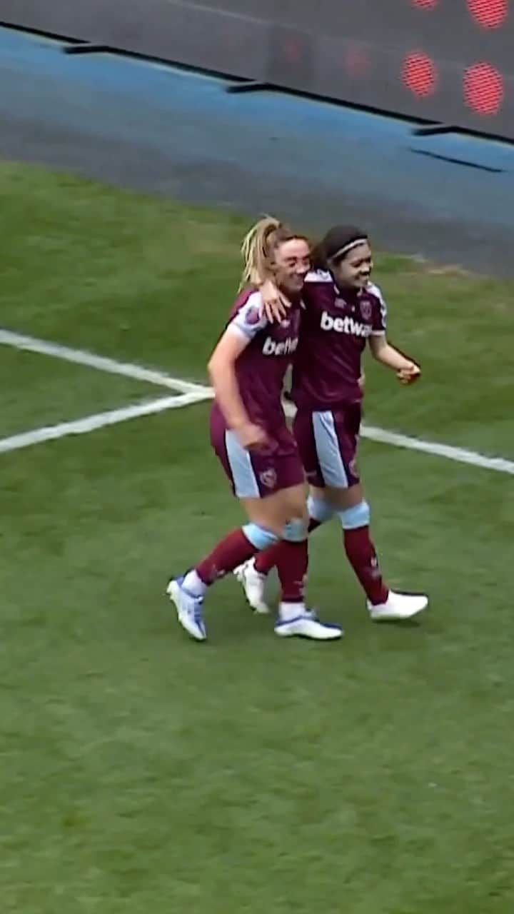 のインスタグラム：「Magical Yui 🪄  @yui___hasegawa has been nominated for the @barclaysfawsl Goal of the Season award! 🏆  Tap on the link in our bio to vote for her!」