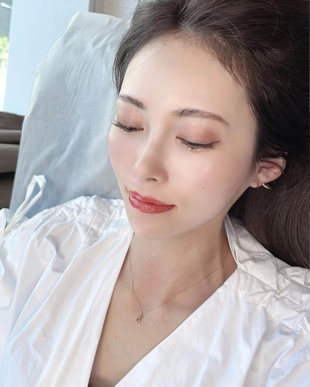 清水愛美さんのインスタグラム写真 - (清水愛美Instagram)「💄リップアートメイク💄 ずーっとやってみたかったの🥰 * でもリップアートメイクは 技術が出るなと思っていて なかなか出来ずにいたのですが🥹 ずっとファンだった @tomomi_kawabata_  川畑さんにお願いしてもらいました🤭💕 本当理想以上の唇にしてもらいました🥰 優しくてお洒落で綺麗で素敵な川畑さん🥰 私も美意識高まりました😊❤️ * 皆さん気になっている 🤍痛みですが、痛みに弱い私ですが 大丈夫でした👌しっかり麻酔塗って時間を置いてもらいました！ 🤍DTは、私は気にならなかったです！ ロキソニンも飲まずにいける痛み😊 赤みは1〜2日目(全く気にならない) 皮剥けが3日目(少しポロポロした程度) 🤍デザインは上下唇ボリュームUP 口角はキュッとスッキリしたデザインに してもらいました！ * * 親友ちゃんが働いている所なので 沢山カウンセリング聞いてもらいながら デザインを決めました🫡💕 れいなはここでカウンセラーとして 働いてるの☺️💓@rinhsn  * 気になる方はDMで聞いてね💓 悩んでる方相談乗ります笑 因みに私の旦那さんも眉毛、 川畑さんにお願いしてるの🤣💓 男性もおススメですよ〜🤩 * #リップアートメイク #アートメイク #アートメイク東京　#アートメイク眉 #アートメイクリップ  #アートメイクデザイン #permanentmakeup」5月10日 21時45分 - manami_s0902