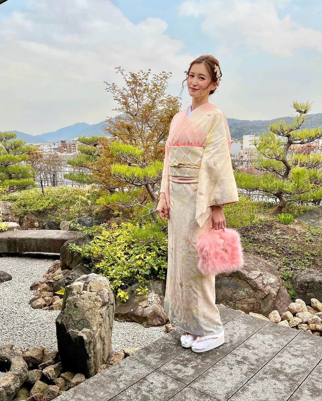平山美春のインスタグラム：「大人になり自分で選んだ帯の一つ、人間国宝の北村武資先生の帯✨ジャンルの違う二種類の人間国宝を持たれていた素晴らしいお方🌸 昨年念願かなって京都の細尾さんでお会いして、質問もさせていただき、貴重なお話をお聞きしたのがすぐ目に浮かびます。 3月末にお亡くなりになり、4月に思い出の京都で身につけて昨年のことを思い出していました✨ ずっとずっとお会いした思い出と共に大切にしていきたいと思います🌸 心よりご冥福をお祈り申し上げます。 . #北村武資 #京都」