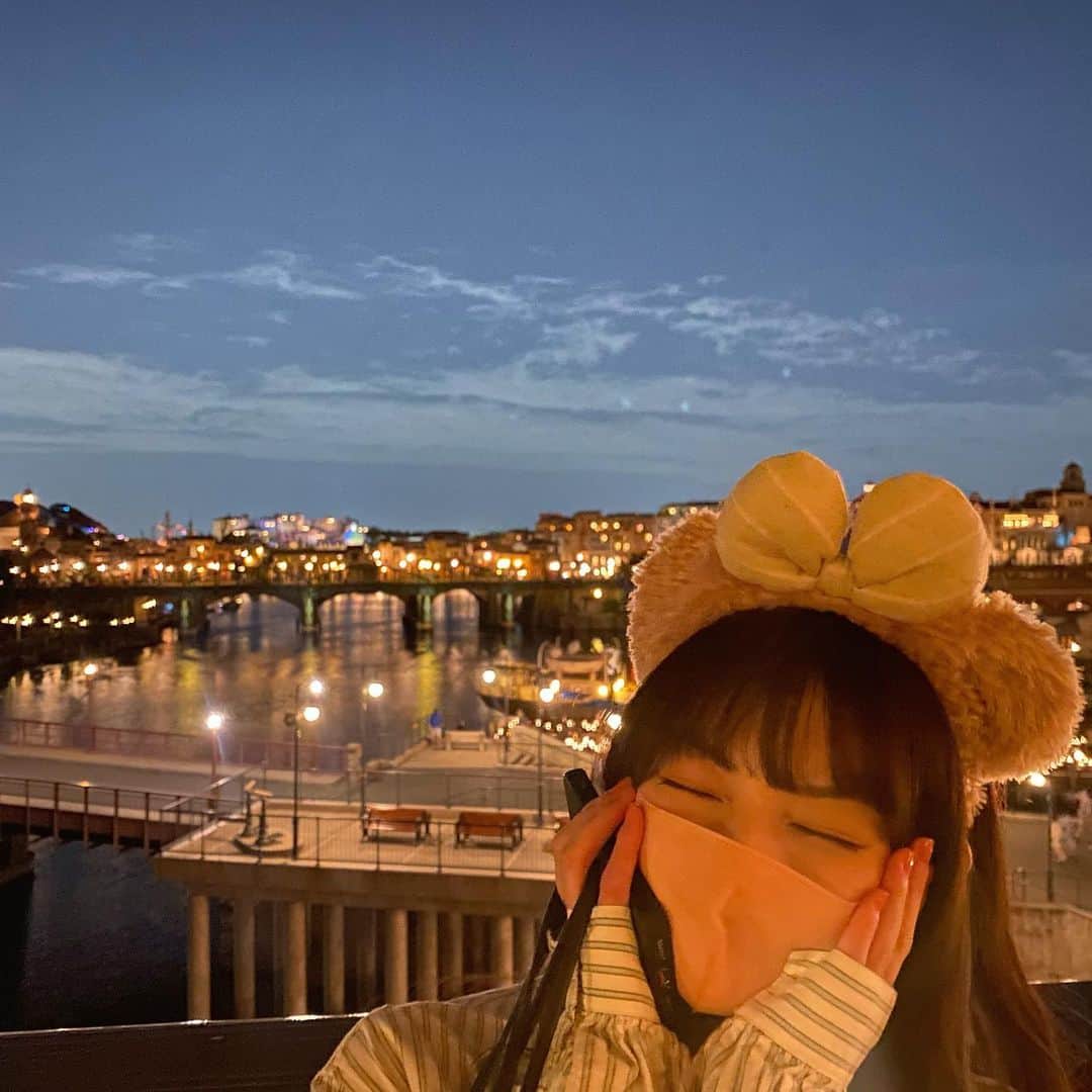 平塚日菜のインスタグラム：「.  .  .  夜が綺麗！⚓✨  #disneysea  #🌛  #東京ディズニーシー」