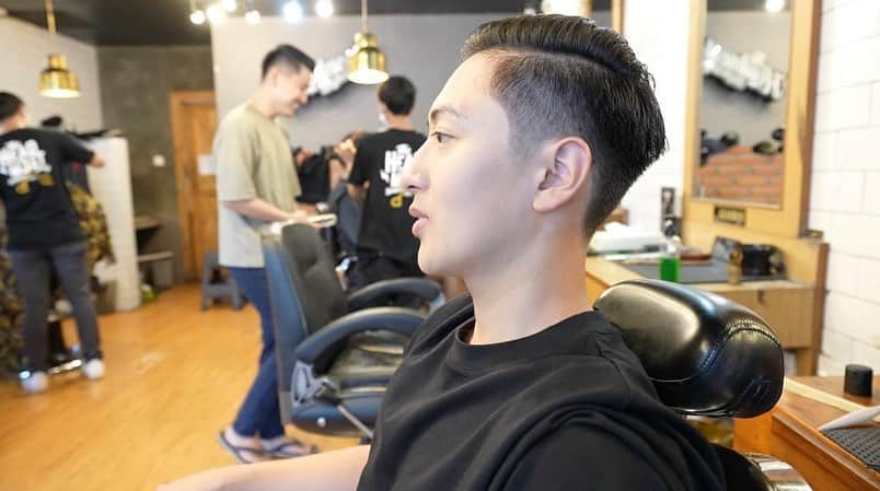 坂崎裕介さんのインスタグラム写真 - (坂崎裕介Instagram)「Aku udah potong rambut seprti orang indonesia👍  pertama kali potong rambut yang pendek  begini👏 jadi orang beda😂 namanya yusuke budi 😂🤣guys, gimana rambut ku baru???🤔 tolong comentar yaaaa🙏  #rambutbaru #orangindonesia #potongrambut #Wasedaboys」5月10日 22時17分 - skzk_yusuke