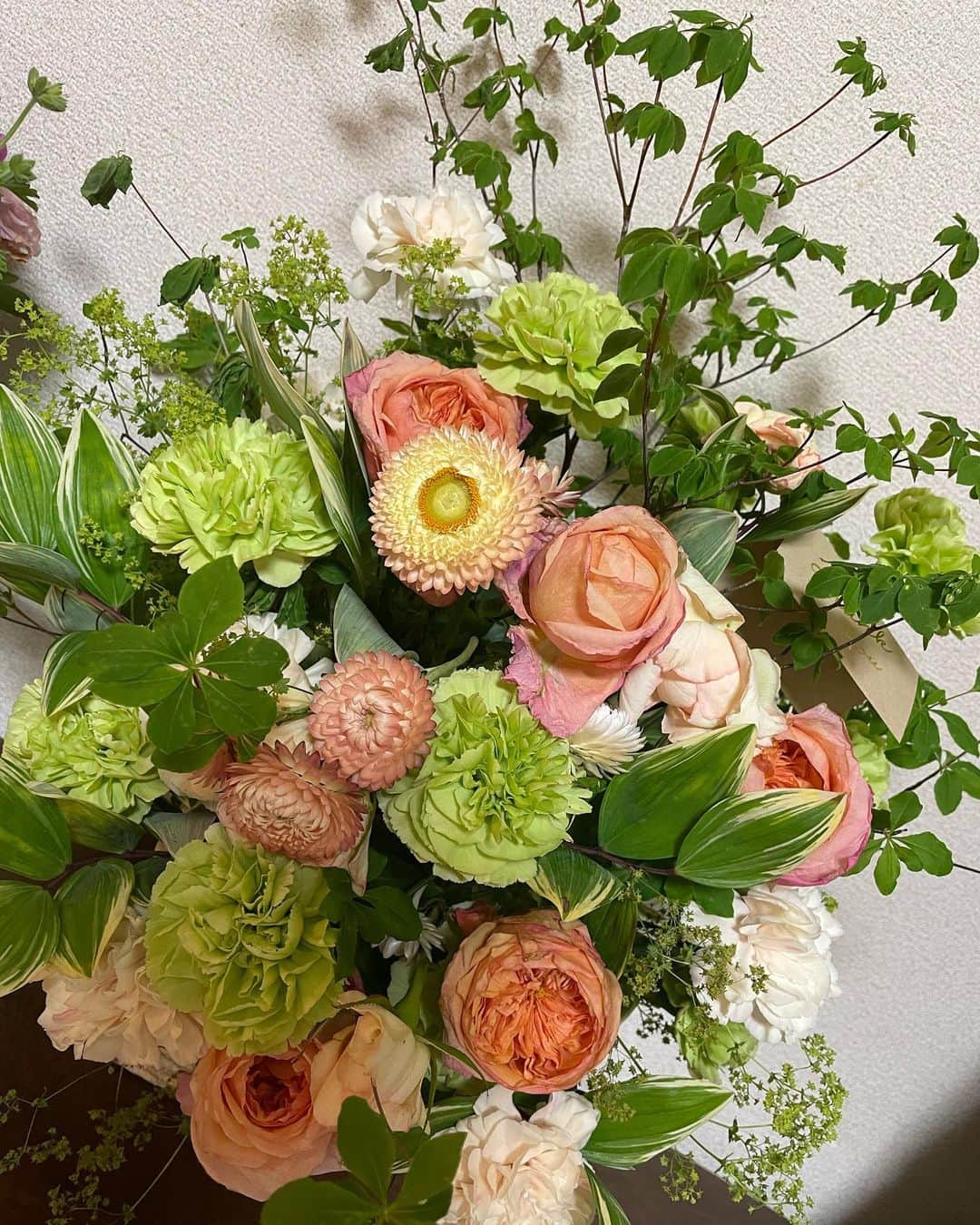 安藤美姫のインスタグラム：「🕊Happy Mother’s Day🕊  I respect Mothers all over the world🍀  少し遅くなっちゃいましたが  “🕊母の日🕊“  でしたね😌☺️  毎年思うことが  私も母の日には贈り物として毎年お花のアレンジを贈っていますが 今や娘から祝ってもらえる立場にもなり 変な感じですが嬉しい気持ちでいっぱいになります🥺💖  母に感謝する気持ちと 娘からの気持ちと とてもあったかい気持ちになれる日でした🕊🍀  娘からはお手紙もらった😭😭😭 どうも 優しくて強いママらしい💖💪🔥  💖🥺ありがとう🥺💖  そして今年はたまたまだったけど仲良しのお友達にも会えて嬉しかった〜☺️✨ お友達も母になったので気持ちだけだけど お花のプレゼント💜 名前も同じ ”みき“なんだぁ☺️☺️☺️  お互い頑張ろね✨💪♥️  #happymothersday  #mom #mother  #母の日 #親友 #感謝」